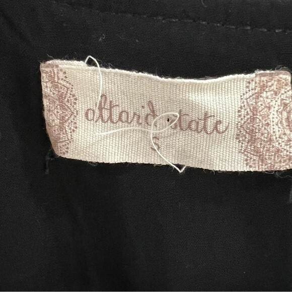 Altar’d State black and red roses floral vneck shift dress size small - Picture 9 of 10